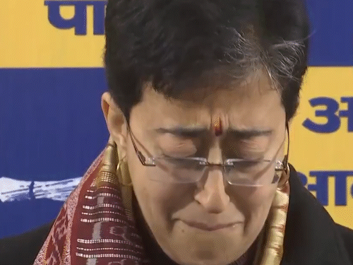 दिल्ली CM आतिशी प्रेस कॉन्फ्रेंस में रो पड़ीं:कहा- मेरे पिता को गालियां दीं; भाजपा नेता बिधूड़ी ने कहा था- आतिशी ने बाप बदल लिया