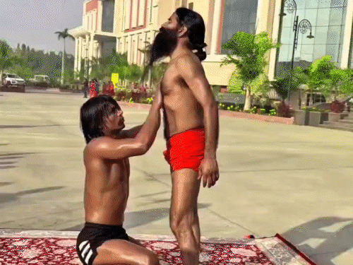 बिहार के 'टार्जन बॉय' ने रामदेव संग लगाई रेस, VIDEO:राजा यादव बोले- वीडियो देखकर योग गुरु ने बुलाया, यूथ को मोटिवेट करना मेरा मकसद