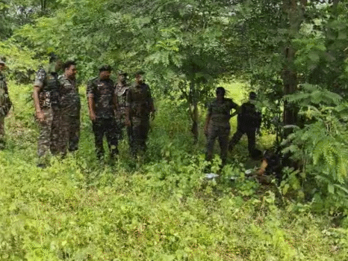 छत्तीसगढ़ में 10-12 नक्सलियों के एनकाउंटर की खबर:पुजारी कांकेर के जंगल को 1500 जवानों ने घेरा; IED ब्लास्ट में 2 जवान भी घायल