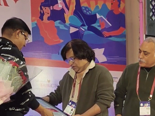 स्वानंद किरकिरे को दैनिक भास्कर द्वारका प्रसाद अग्रवाल सम्मान:'आल इज वेल' लिखने वाले गीतकार बोले-मैं कुछ भी बनने नहीं निकला था, बस बनता गया