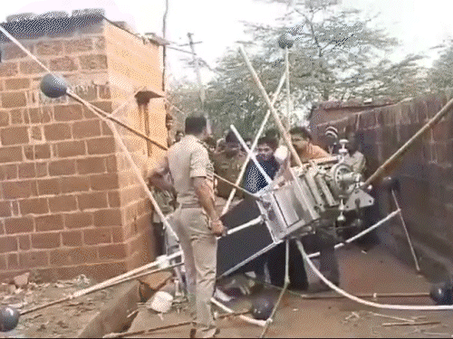 घर की छत पर गिरा सैटेलाइट पेलोड बैलून:कर्नाटक पुलिस बोली- कोई घायल नहीं, यह टाटा रिसर्च इंस्टीट्यूट का रूटीन एक्सपेरिमेंट था