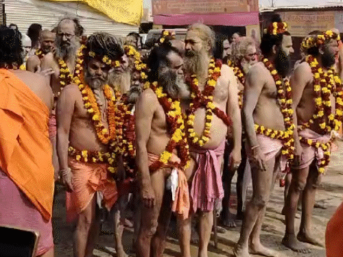 महाकुंभ में भगदड़ के बाद रामभद्राचार्य ने अपना रथ लौटाया:साधु-संत पैदल चलकर संगम घाट पहुंचे; हेमा मालिनी ने लगाई डुबकी