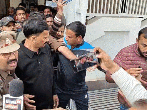 यौन शोषण के आरोपी कांग्रेस सांसद गिरफ्तार:प्रेस कॉन्फ्रेंस से उठा ले गई पुलिस; सीतापुर कोर्ट ने 14 दिन के लिए जेल भेजा