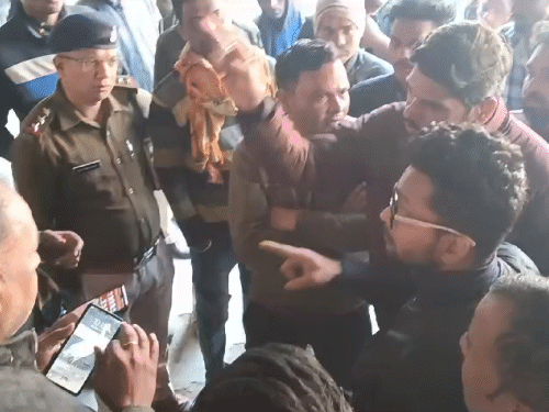 मुंगेली स्टील प्लांट हादसा...3 शव मिले, परिजन का हंगामा:पोस्टमॉर्टम के बाद शव लेने से इनकार, सरकारी नौकरी, 50 लाख मुआवजे की मांग