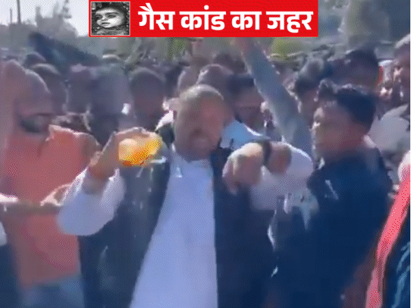 पीथमपुर में आत्मदाह की कोशिश, दो लोग झुलसे:भोपाल की यूनियन कार्बाइड का कचरा लाने का विरोध; पुलिस ने भांजी लाठियां