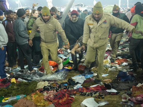 महाकुंभ-संगम पर भगदड़, 20 की मौत, आंकड़ा बढ़ने की आशंका:प्रयागराज में अभी भी 9 करोड़ लोग, राहुल बोले- बदइंतजामी से हुआ हादसा