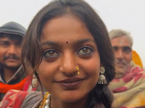 महाकुंभ पहुंचे सुरेश रैना, कहा-आलीशान आयोजन:माला बेचने वाली मोनालिसा को फिल्म का ऑफर; VHP की बैठक शुरू