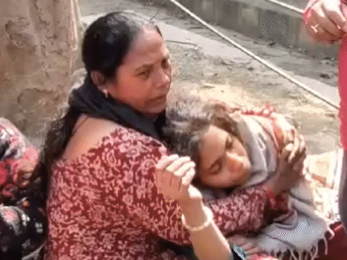 महाकुंभ भगदड़- आंखों के सामने मां की मौत:शव गोद में लेकर गया बेटा: पत्नी खोने वाले बुजुर्ग ने कहा- भीड़ रौंदती गई; Video