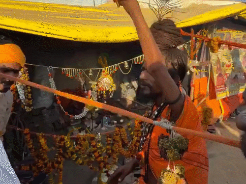महाकुंभ में चिमटा वाले बाबा ने यूट्यूबर को पीटा:अनुपम खेर बोले- योगी के लिए प्रार्थना करूंगा; बिजनेसमैन अडाणी ने किया भंडारा