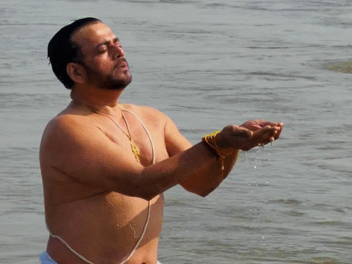 राकेश टिकैत पहुंचे महाकुंभ, संगम में डुबकी लगाई:बोले- योगीजी ने बहुत अच्छी व्यवस्था की; मोनालिसा के साथ सेल्फी लेने वालों की भीड़