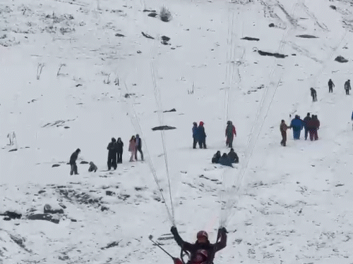 हिमाचल में बर्फबारी के बाद पर्यटन स्थलों पर लौटी रौनक:बर्फ देखने उमड़े टूरिस्ट; पैराग्लाइडिंग, स्नो-बाइकिंग का ले रहे आनंद, 20 से मनाली विंटर कार्निवल