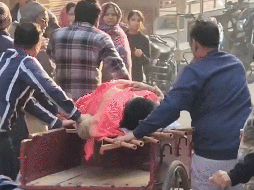 बागपत में जैन धर्म के महोत्सव में हादसा, 7 मौतें:65 फीट ऊंचाई पर मंच, जाने के लिए लकड़ी की सीढ़ियां; भीड़ बढ़ी तो ढह गईं