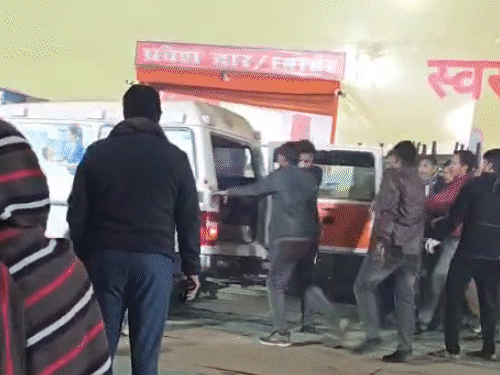 महाकुंभ भगदड़-12 रिपोर्टर्स की आंखों देखी:लाशों के बीच अपनों की तलाश, जमीन पर तड़पते लोग; पुलिसकर्मी CPR देते रहे