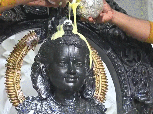 योगी बोले-कमजोर होंगे तो अंजाम धर्मस्थल भुगतेंगे:बहन-बेटियां भुगतेंगी; रामलला की प्राण प्रतिष्ठा की पहली वर्षगांठ में शामिल हुए
