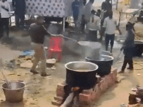 महाकुंभ- श्रद्धालुओं के खाने में बालू डालने वाला इंस्पेक्टर सस्पेंड:किन्नर अखाड़े ने बनाए 5 महामंडलेश्वर, भगदड़ की जांच करने कल जाएगा आयोग