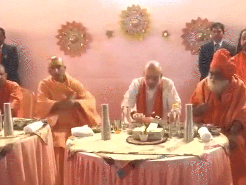 अमित शाह ने महाकुंभ में डुबकी लगाई:अक्षयवट के दर्शन किए, संतों के साथ भोजन किया; योगी को रामदेव ने योग कराया