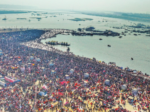 महाकुंभ में भारी भीड़, संगम से 15KM तक जाम:सुबह से अब तक 2.39 करोड़ लोगों ने स्नान किया, इलाके में हाई अलर्ट