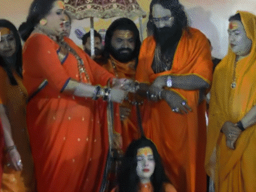 दावा- ममता कुलकर्णी और किन्नर महामंडलेश्वर लक्ष्मी नारायण निष्कासित:संस्थापक अजय दास ने कहा- वे रास्ते से भटकीं; अखाड़ा परिषद अध्यक्ष बोले- आपको नहीं जानते