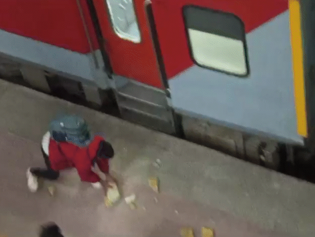 प्रयागराज जा रही अंबेडकर नगर एक्सप्रेस ट्रेन पर पथराव:छतरपुर-हरपालपुर स्टेशन पर बोगियों के दरवाजे नहीं खुलने से भड़के यात्री