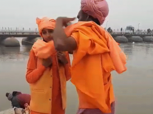 महाकुंभ में दान दी गई बच्ची का संन्यास वापस:महंत 7 साल के लिए अखाड़े से निष्कासित; नाबालिग को गलत ढंग से बनाया था शिष्य