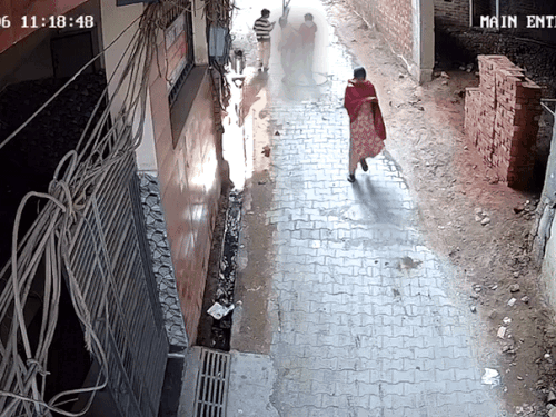 पंजाब में बच्चे की मौत का लाइव VIDEO:गली से दोस्तों संग जा रहा था, सिर पर लोहे की ग्रिल आकर गिरी