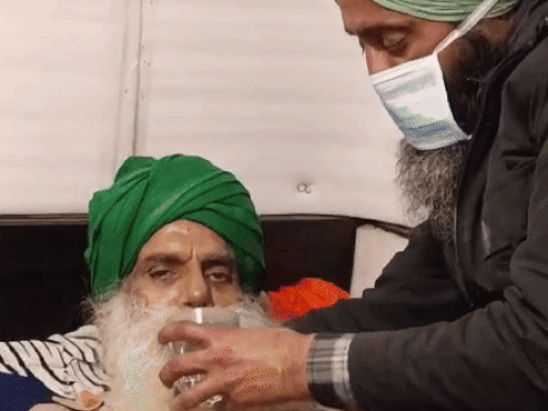 अनशन पर बैठे डल्लेवाल अचानक बेहोश हुए,VIDEO:पल्स रेट-BP गिरा; डॉक्टरों ने हाथ-पैर मसले, पानी पिलाया, एक घंटे बाद होश आया