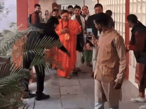 हरियाणा में रिसर्च साइंटिस्ट विवादों में घिरे:VC को बताए बिना बाबा को बुलाया; स्टूडेंट्स को दोनों तरफ खड़ा कर पैरों में फूल डलवाए