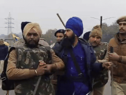 चंडीगढ़ में प्रदर्शनकारियों पर लाठीचार्ज, आंसू गैस के गोले दागे:बंदी सिखों की रिहाई की मांग; जेल में बंद अमृतपाल के माता-पिता हाउस अरेस्ट