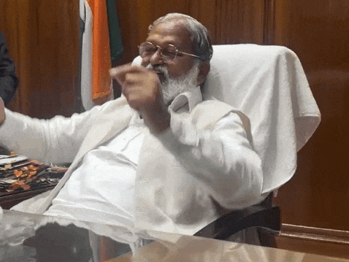 मंत्री अनिल विज बने सिंगर, VIDEO:सचिवालय में 'मैं निकला गड्‌डी लेके' पर झूमे; बोले- चाहे हंस के जियो, चाहे रोकर, जिंदगी जीनी पड़ेगी
