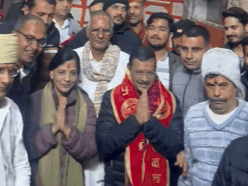 राजस्थान में अरविंद केजरीवाल के सामने लगे मोदी-मोदी के नारे:भीड़ के सामने हाथ जोड़कर खड़े रहे; सालासर बालाजी धाम पहुंचे थे