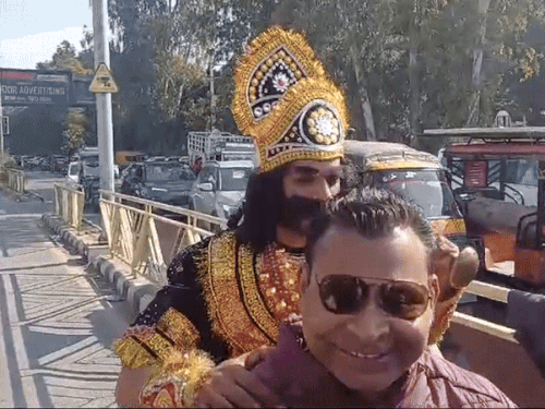 अमृतसर की सड़कों पर यमराज उतरे:ट्रैफिक नियम तोड़ने वालों को समझाया; कहा- यहां नहीं मानोगे तो ऊपर ले जाकर समझाऊंगा