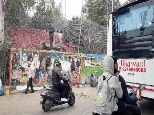 पंजाब के 78 पुलिस चौकी-थानों पर आतंकी हमले का अलर्ट:चारदीवारी कर कंटीले तार लगाएगी पुलिस; कुछ की बिल्डिंग गिराएगी, ब्लास्ट रोकने की प्लानिंग