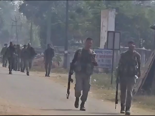 छत्तीसगढ़-तेलंगाना बॉर्डर में सुरक्षाबलों ने 12 नक्सली मार गिराए:शव और हथियार बरामद; बस्तर में 24 घंटे में 2 IED ब्लास्ट, 4 जवान घायल