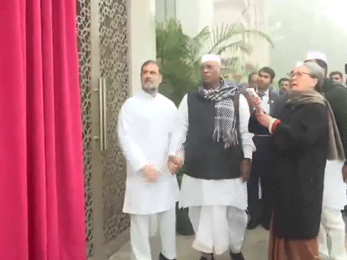 सोनिया ने नए कांग्रेस मुख्यालय का इनॉगरेशन किया:252 करोड़ रुपए खर्च; दावा- 500 मीटर दूर भाजपा ऑफिस ₹700 करोड़ में बना