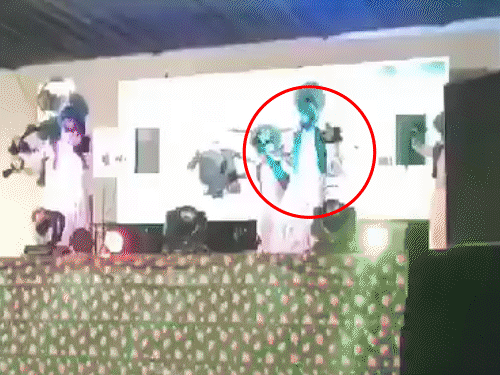 पंजाब में कलाकार की मौत का लाइव VIDEO:स्टेज पर भांगड़ा कर रहा था, अचानक चक्कर खाकर गिरा; परिजन बोले- कोई बीमारी नहीं थी