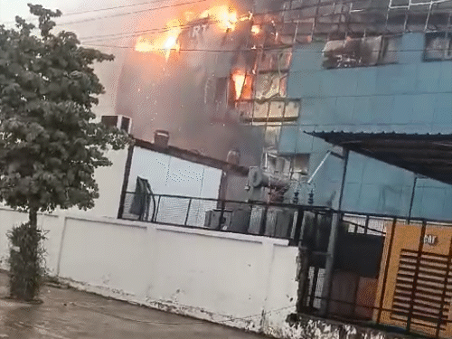 बद्दी में फार्मा कंपनी में आग लगी:35 कर्मचारियों ने भागकर बचाई जान, समर्थ लाइफ साइंस की फैक्ट्री जलकर राख