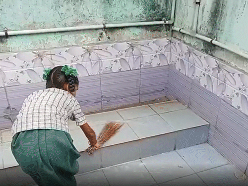 तमिलनाडु के स्कूल में दलित बच्चों से टॉयलेट साफ करवाया:पेरेंट्स बोले- कैंपस की सफाई और पानी भरवाने का काम भी करवाते हैं; प्रिंसिपल बर्खास्त