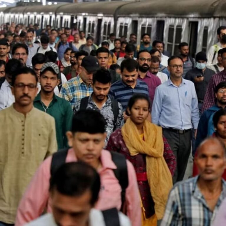 देश में प्रवासियों का ट्रेंड बदला:2011-2023 के बीच माइग्रेशन रेट 9% गिरा‎; 75% लोग अपने‎ शहर से 500 किमी में सिमटे‎