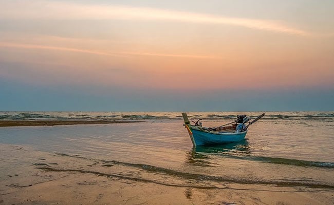 Boat With 7 Teenagers Making Reels Overturns In UP, 1 Dies