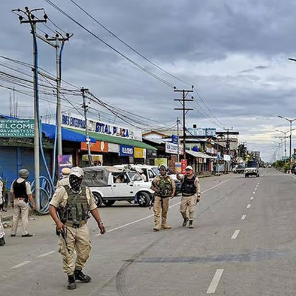 मणिपुर के दो गांवों में कर्फ्यू:नगा महिला पर हमले के बाद से तनाव, असम राइफ्लस के कैंप पर भीड़ का हमला
