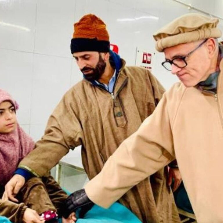 जम्मू की रहस्यमयी बीमारी, एक और व्यक्ति अस्पताल में भर्ती:बधाल गांव में अबतक 17 की मौतें; CM उमर बोले- हर जगह बड़े अस्पताल नहीं बना सकते