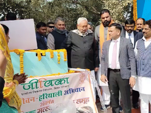 CM नीतीश बोले-पहले लड़कियां कपड़ा पहनती थी ठीक?:बेगूसराय में जीविका दीदी से बात करते हुए कहा- अब सब बढ़िया हो गया है