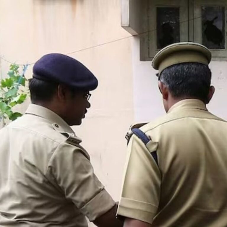 गुजरात- नाले के पास भ्रूण मिला, पक्षी मंडरा रहे थे:नाबालिग लड़की ने अबॉर्शन के बाद फेंका था, इंस्टाग्राम पर दोस्ती कर लड़के ने संबंध बनाए
