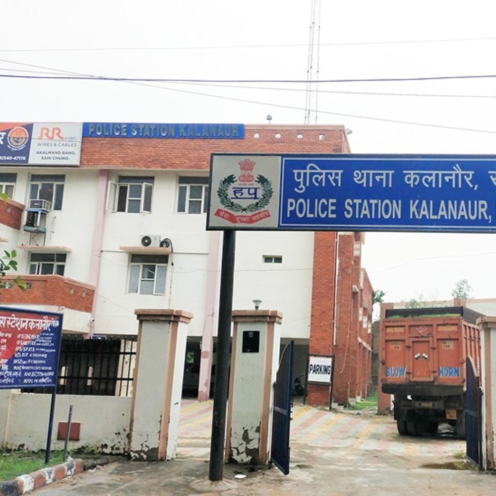 योगी आदित्यनाथ के साथ की फोटो दिखाकर 13 लाख ठगे:कहा-केंद्रीय मंत्रियों को जानता हूं; रिजल्ट आया तो नाम गायब, रोहतक की महिला से धोखाधड़ी