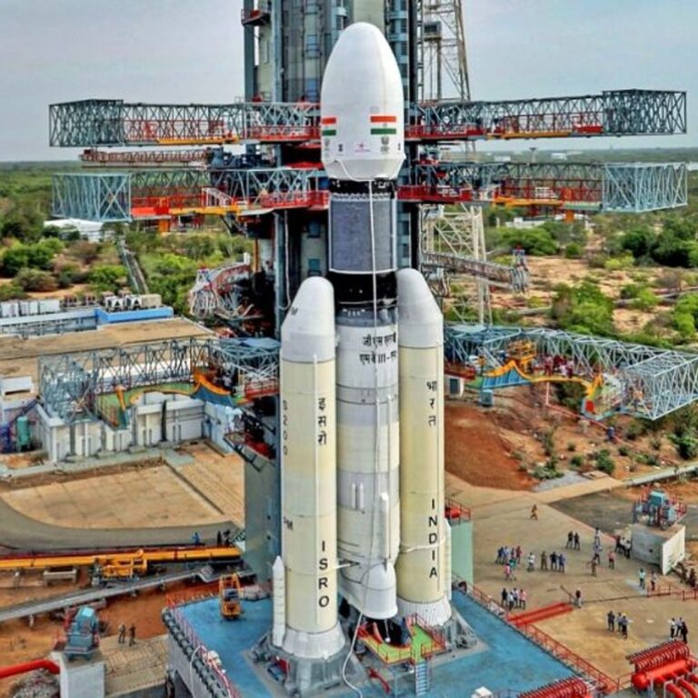 अंतरिक्ष से स्मार्टफोन से कॉल हो सकेगी, ऐसा पहली बार:अमेरिकी कंपनी का सैटेलाइट भारत लॉन्च करेगा; आधे फुटबॉल मैदान बराबर एंटीना होगा