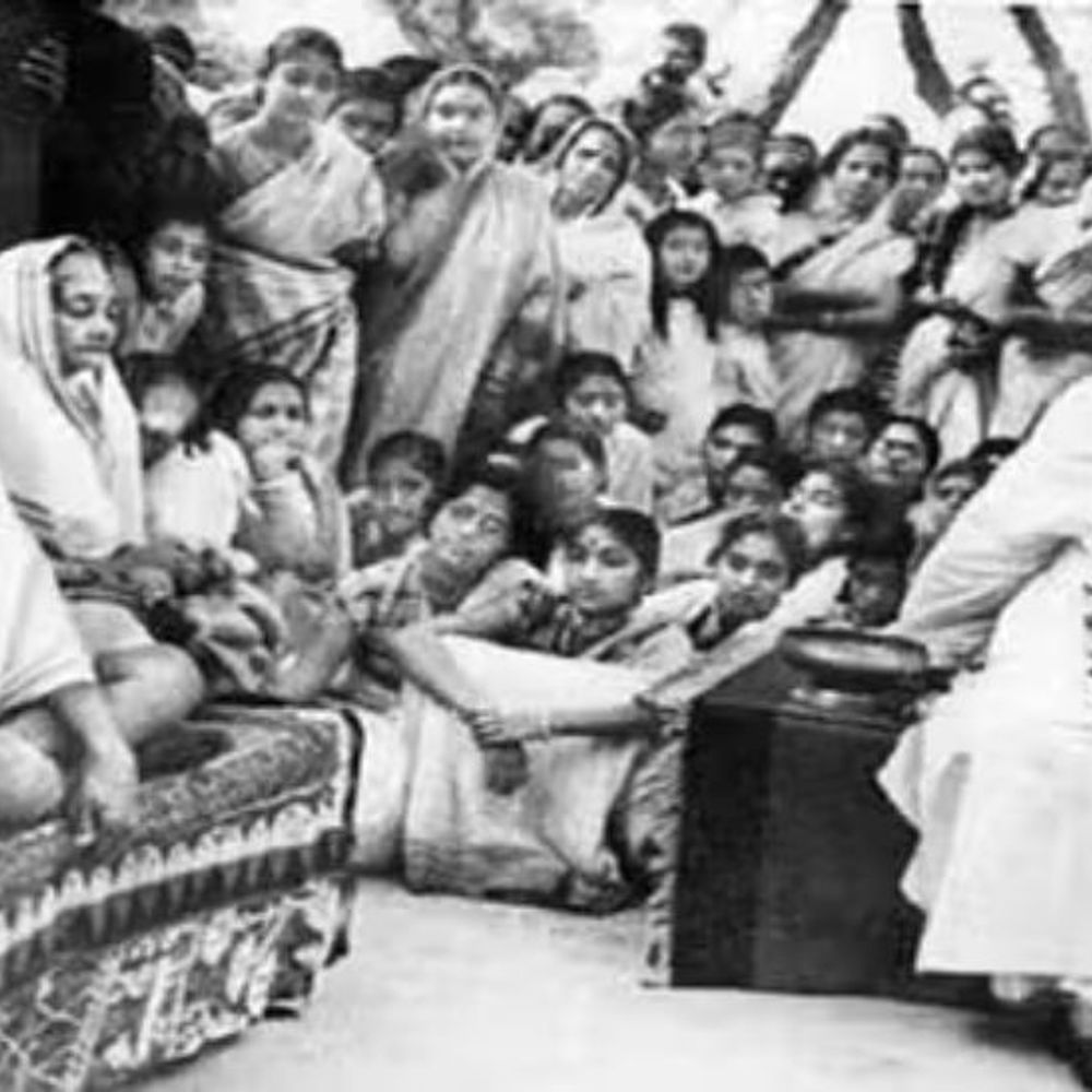 महात्मा गांधी ने 1918 में संगम में डुबकी लगाई:1942 के कुंभ में अंग्रेज इतना डरे कि प्रयाग आने वाली ट्रेन-बस की टिकट ही बंद कर दी