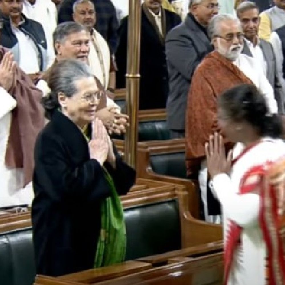 संसद में राष्ट्रपति का अभिभाषण, सोनिया ने बेचारी कहा:राहुल ने बोरिंग; PM बोले- ये आदिवासियों का अपमान, राष्ट्रपति भवन ने भी आपत्ति जताई