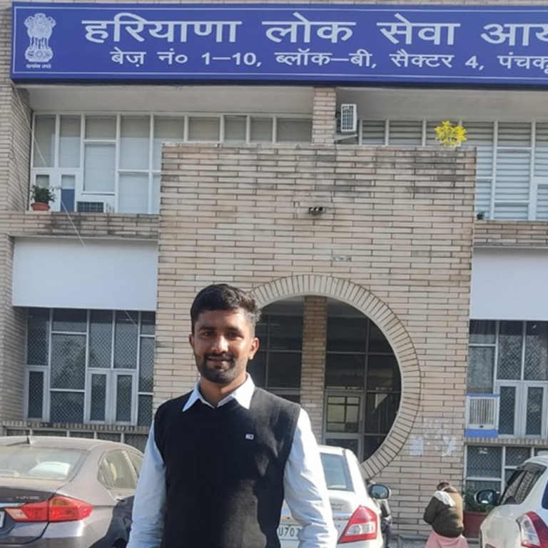 हरियाणा के युवक को एक साल में 4 नौकरियां मिलीं:इनमें 3 सरकारी; पहली जॉब 1 दिन में छोड़ी, कॉन्स्टेबल के बाद लेक्चरर बना