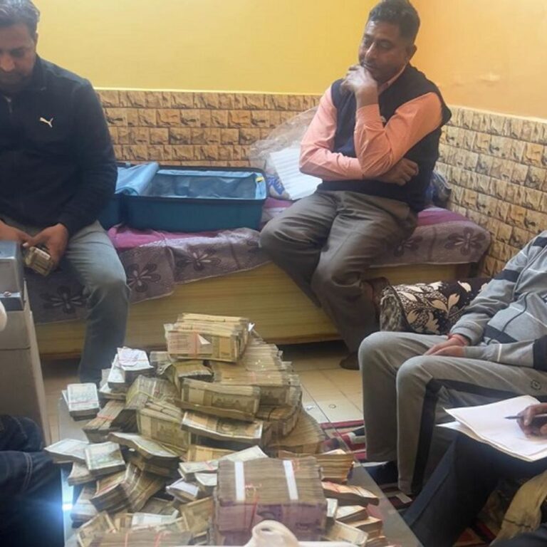 पंचकूला में रिटायर्ड अफसर के घर से 3.60 करोड़ मिले:गिनने के लिए मशीन मंगानी पड़ी, अलमारी-बेड में छुपाए थे; 50 करोड़ घोटाले में कार्रवाई