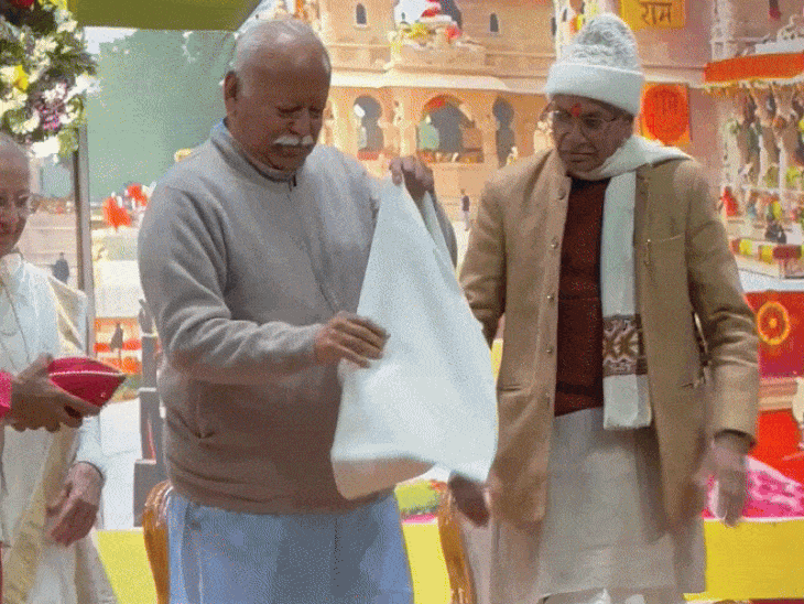 इंदौर में भागवत बोले-लोग पूछते थे राम मंदिर क्यों जरूरी:मैं कहता- खुशहाली-रोजगार का रास्ता यहीं से जाता है; चंपत राय का किया सम्मान